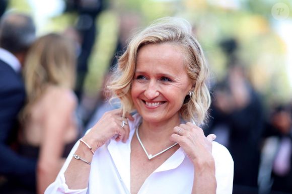 Fidèle à ses choix, elle privilégie la satisfaction de ses projets actuels plutôt que la notoriété, illustrant un équilibre harmonieux entre vie professionnelle, personnelle et pratique sportive.

Caroline Roux - Montée des marches du film « Triangle of Sadness (Sans filtre) » lors du 75ème Festival International du Film de Cannes. Le 21 mai 2022
© Dominique Jacovides / Bestimage