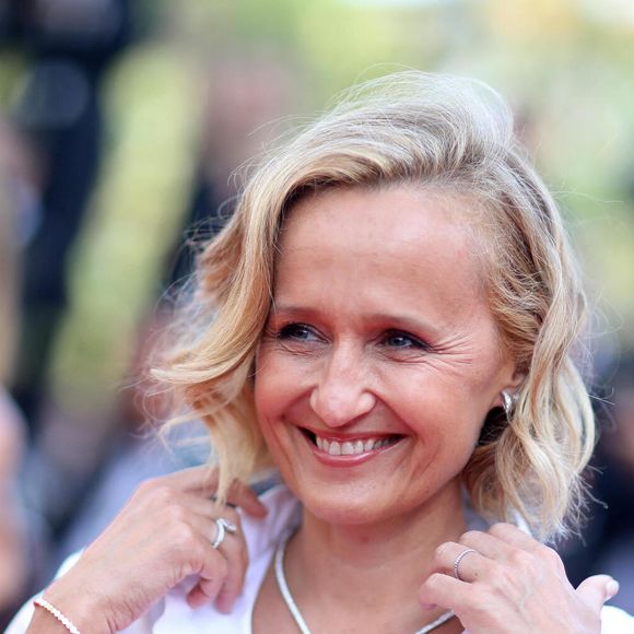 Fidèle à ses choix, elle privilégie la satisfaction de ses projets actuels plutôt que la notoriété, illustrant un équilibre harmonieux entre vie professionnelle, personnelle et pratique sportive.

Caroline Roux - Montée des marches du film « Triangle of Sadness (Sans filtre) » lors du 75ème Festival International du Film de Cannes. Le 21 mai 2022
© Dominique Jacovides / Bestimage