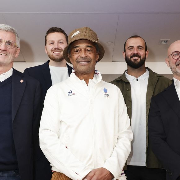 Gilles Moretton, président de la Fédération Française de tennis et proche de Yannick Noah, a souligné l'importance de ce rassemblement amical.

Gilles Moretton, Maximilien Richard, Guilhem Laget, Didier Retière, Yannick Noah, Marc Kalkman lors de la présentation du projet Para Tennis de la Fédération Française de Tennis, à Roland-Garros, Paris, le 21 janvier 2026. 

© Jack Tribeca / Bestimage