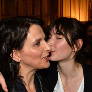 Si pour Juliette Binoche voir sa fille s'orienter vers une carrière artistique et faire ses premiers pas de comédienne était un moment émouvant...

Juliette Binoche et sa fille Hannah Magimel au Ministère de la Culture à Paris, le 19 janvier 2018. Crédit Veeren/Bestimage