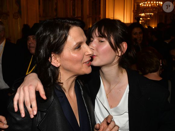 Si pour Juliette Binoche voir sa fille s'orienter vers une carrière artistique et faire ses premiers pas de comédienne était un moment émouvant...

Juliette Binoche et sa fille Hannah Magimel au Ministère de la Culture à Paris, le 19 janvier 2018. Crédit Veeren/Bestimage