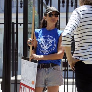 L'actrice Justine Bateman soutient les grévistes à Los Angeles le 14 septembre 2023



Pictured: Justine Bateman