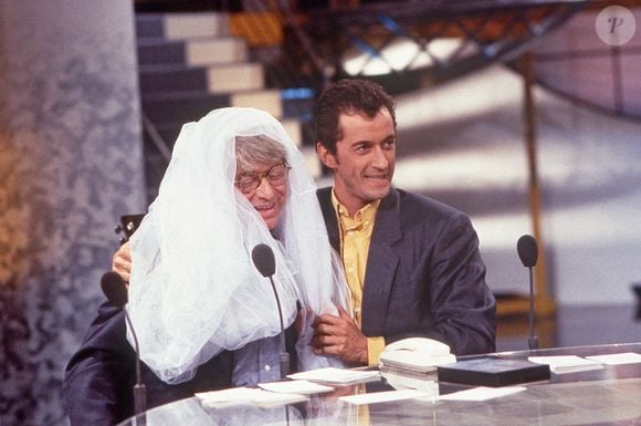 Associés dans "Coucou, c'est nous !" et "Ciel, mon mardi !", les animateurs formaient un duo iconique de la télévision
Christophe Dechavanne et Patrice Carmouze sur le plateau de Coucou C'est Nous sur TF1 à Paris le 12 novembre 1992. Photo by Pascal Baril/ABACAPRESS.COM