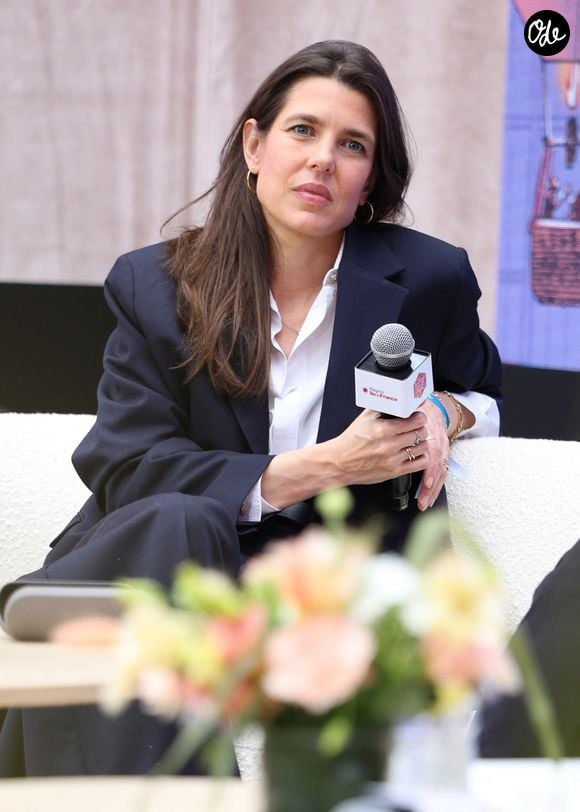 Ce deuil précoce l'a plongée dans une inquiétude permanente et une quête de sens vertigineuse.

Charlotte Casiraghi assiste au 5e Festival du livre de Paris au Grand Palais à Paris, en France, le 17 avril 2026. 

© Denis Guignebourg/Bestimage