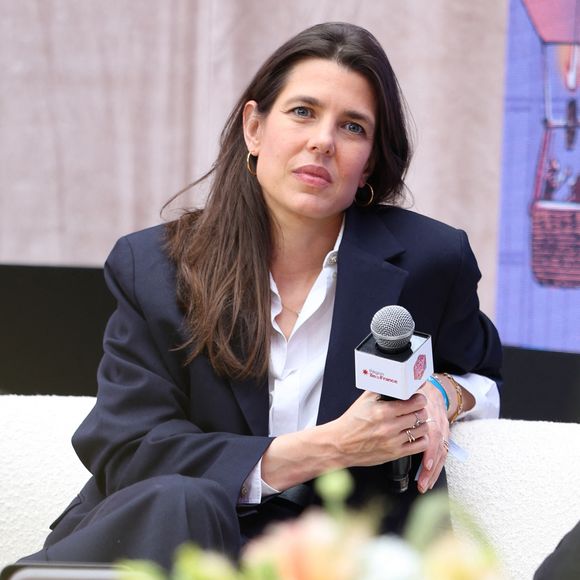 Ce deuil précoce l'a plongée dans une inquiétude permanente et une quête de sens vertigineuse.

Charlotte Casiraghi assiste au 5e Festival du livre de Paris au Grand Palais à Paris, en France, le 17 avril 2026. 

© Denis Guignebourg/Bestimage