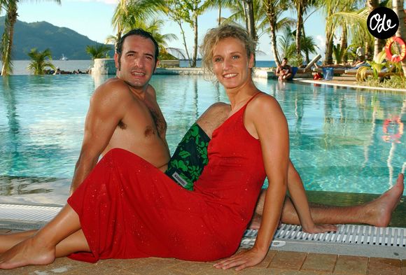 la célèbre pastille humoristique "Un gars, une fille" 
Archives -  Aux Seychelles, Jean Dujardin et Alexandra Lamy sur le tournage de la série "Un gars, une fille" le 2 décembre 2002.