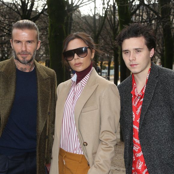 Brooklyn a annoncé qu’il ne souhaitait plus de lien avec sa famille, accusant ses parents d’avoir nui à son mariage avec Nicola Peltz. 
David Beckham, Victoria Beckham et Brooklyn Beckham assistent au défilé Louis Vuitton Men Menswear Fall/Winter 2018-2019 dans le cadre de la semaine de la mode à Paris, en France, le 18 janvier 2018. Photo par Jerome Domine/ABACAPRESS.COM