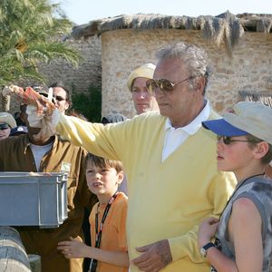 L'acteur français Roger Hanin et sa compagne Agnès visitent une ferme de crocodiles à Djerba, en Tunisie, le 30 avril 2006, lors du premier Festival international de télévision de Djerba. Photo par Bruno Klein/ABACAPRESS.COM.