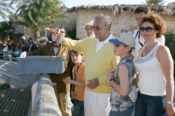 L'acteur français Roger Hanin et sa compagne Agnès visitent une ferme de crocodiles à Djerba, en Tunisie, le 30 avril 2006, lors du premier Festival international de télévision de Djerba. Photo par Bruno Klein/ABACAPRESS.COM.