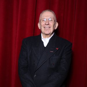 Jean-Paul Gaultier - Photocall de la soirée de lancement du "Sidaction" au théâtre Edouard VII à Paris le 4 mars 2024. © Denis Guignebourg/Bestimage
