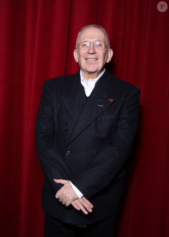Jean-Paul Gaultier - Photocall de la soirée de lancement du "Sidaction" au théâtre Edouard VII à Paris le 4 mars 2024. © Denis Guignebourg/Bestimage