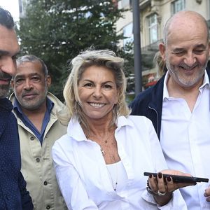 Caroline Margeridon est à Bruxelles avec les acheteurs (Stéphane Vanhandenhoven, Aurore Morisse, Bernard Dumeige, Alexandra Morel, Glorian Kabongo, François-Xavier Renou, François Cases Bardina, Gérald Watelet (animateur) et Jérôme Duvillard (commissaire-priseur)) de l'émission belge "Affaire conclue" pour une vente aux enchères d'objets donnés à "Viva for Life" en Belgique le 29 octobre 2022. Photonews / Bestimage