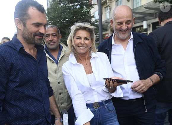 Caroline Margeridon est à Bruxelles avec les acheteurs (Stéphane Vanhandenhoven, Aurore Morisse, Bernard Dumeige, Alexandra Morel, Glorian Kabongo, François-Xavier Renou, François Cases Bardina, Gérald Watelet (animateur) et Jérôme Duvillard (commissaire-priseur)) de l'émission belge "Affaire conclue" pour une vente aux enchères d'objets donnés à "Viva for Life" en Belgique le 29 octobre 2022. Photonews / Bestimage