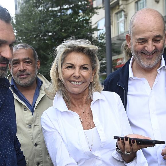 Caroline Margeridon est à Bruxelles avec les acheteurs (Stéphane Vanhandenhoven, Aurore Morisse, Bernard Dumeige, Alexandra Morel, Glorian Kabongo, François-Xavier Renou, François Cases Bardina, Gérald Watelet (animateur) et Jérôme Duvillard (commissaire-priseur)) de l'émission belge "Affaire conclue" pour une vente aux enchères d'objets donnés à "Viva for Life" en Belgique le 29 octobre 2022. Photonews / Bestimage