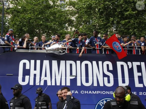 Les joueurs du PSG paradent sur les Champs-Elysées après leur victoire historique (5-0) en finale de la Ligue Des Champions 2025. Paris, le 1er juin 2025.
© Marc Ausset-Lacroix/Bestimage