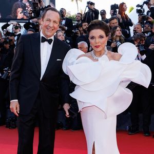 Percy Gibson et Joan Collins - Montée des marches du film " La vénus électrique " pour la cérémonie d'ouverture du 79ème Festival International du Film de Cannes, le 12 mai 2026. © Jacovides-Moreau /Bestimage