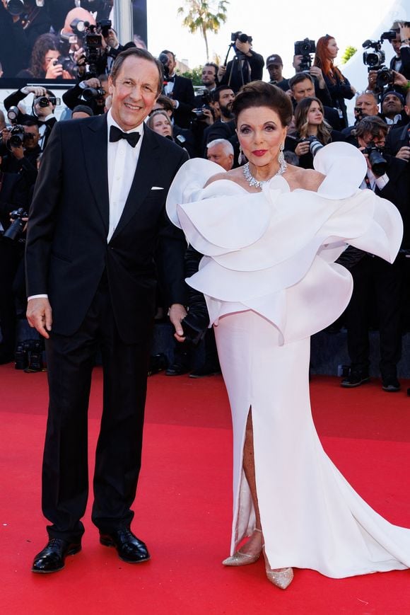 Percy Gibson et Joan Collins - Montée des marches du film " La vénus électrique " pour la cérémonie d'ouverture du 79ème Festival International du Film de Cannes, le 12 mai 2026. © Jacovides-Moreau /Bestimage