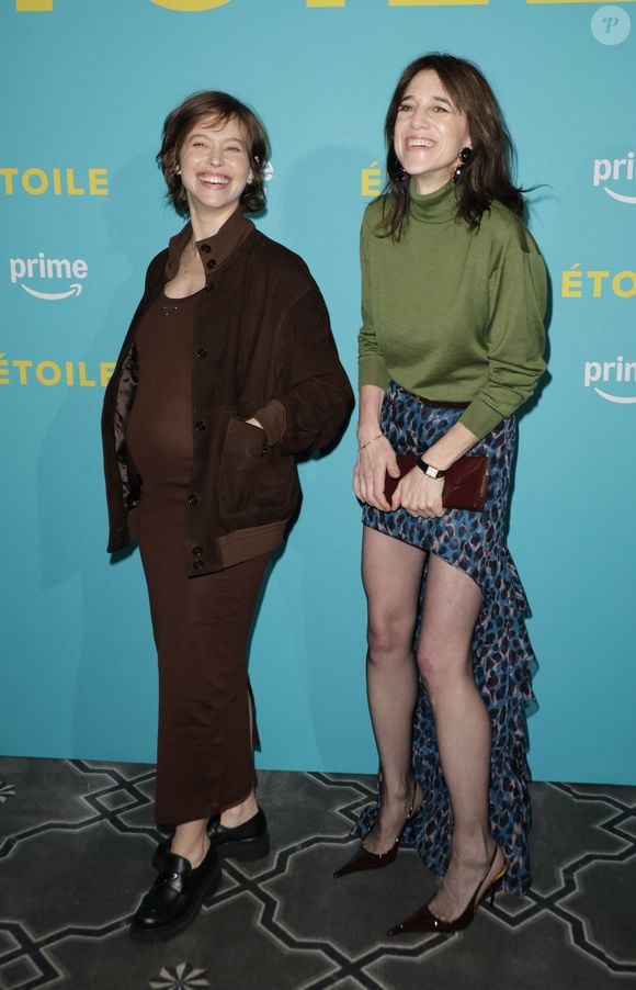 Une talentueuse actrice française a révélé sa grossesse, non loin de sa partenaire Charlotte Gainsbourg

Lou de Laâge (enceinte), Charlotte Gainsbourg à la première de la série "Etoile" de Prime Video à la Galerie Bourbon à Paris le 23 avril 2025.

© Coadic Guirec / Bestimage