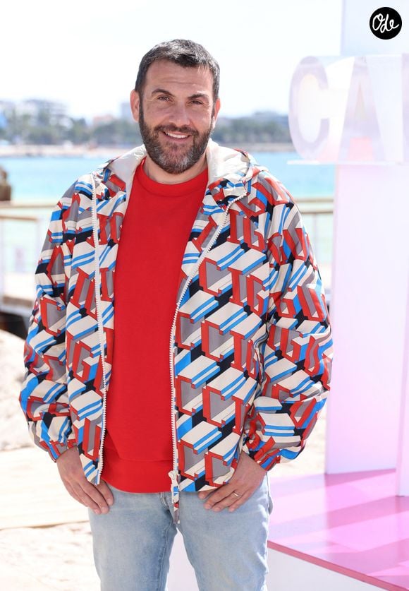 Laurent Ournac lors du photo call de ''Camping paradis'  sur la plage du Majestic lors de la 7eme saison de 'CanneSeries' à Cannes le 6 Avril 2024 

Denis Guignebourg/BestImage