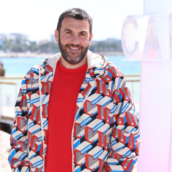 Laurent Ournac lors du photo call de ''Camping paradis'  sur la plage du Majestic lors de la 7eme saison de 'CanneSeries' à Cannes le 6 Avril 2024 

Denis Guignebourg/BestImage
