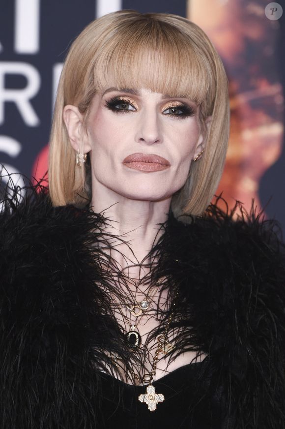 Sur les réseaux sociaux, certains internautes l’ont jugée méconnaissable et ont tenu des propos blessants.

Kelly Osbourne - Cérémonie des Brit Awards 2026 à Manchester le 28 février 2026.
© Action press / Bestimage