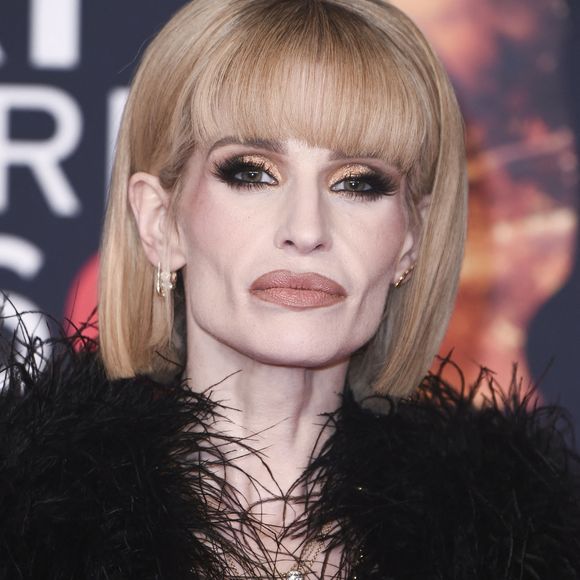 Sur les réseaux sociaux, certains internautes l’ont jugée méconnaissable et ont tenu des propos blessants.

Kelly Osbourne - Cérémonie des Brit Awards 2026 à Manchester le 28 février 2026.
© Action press / Bestimage