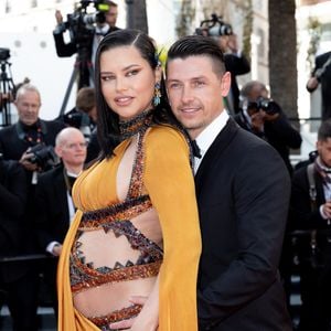 D'autres veulent que la grossesse soit bien visible, comme Adriana Lima en 2022.

Adriana Lima (enceinte) et son compagnon Andre Lemmers - Montée des marches du film « Elvis » lors du 75ème Festival International du Film de Cannes. Le 25 mai 2022
© Cyril Moreau / Bestimage