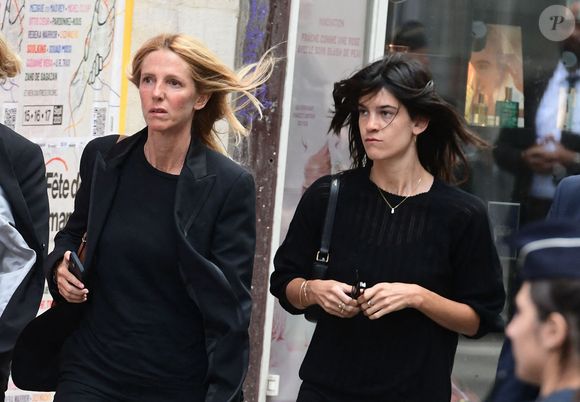 Sandrine Kiberlain et sa fille Suzanne Lindon - Arrivées des célébrités aux obsèques de Jane Birkin en l'église Saint-Roch à Paris. Le 24 juillet 2023 © Jacovides-KD Niko / Bestimage