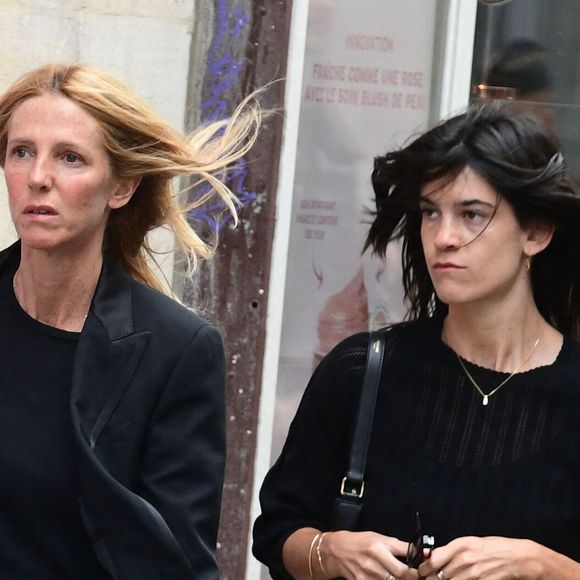 Sandrine Kiberlain et sa fille Suzanne Lindon - Arrivées des célébrités aux obsèques de Jane Birkin en l'église Saint-Roch à Paris. Le 24 juillet 2023 © Jacovides-KD Niko / Bestimage