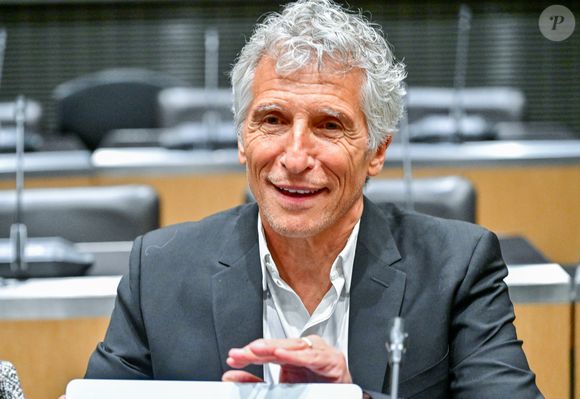 Nagui assiste à une audition devant la commission d'enquête parlementaire sur la neutralité, le 1er avril 2026. 
Photo : Christian Liewig / Bestimage