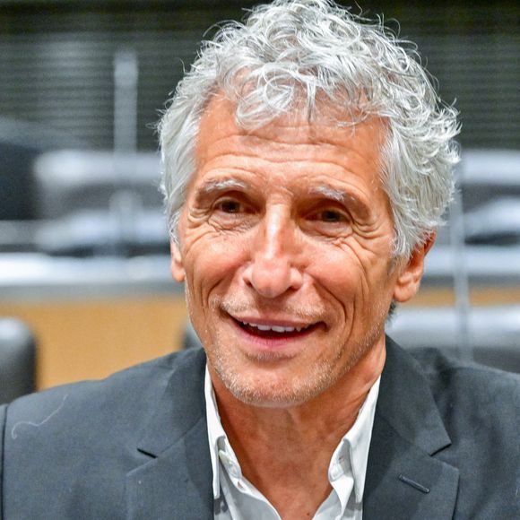 Nagui assiste à une audition devant la commission d'enquête parlementaire sur la neutralité, le 1er avril 2026. 
Photo : Christian Liewig / Bestimage