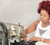 Transformer ses vieux t-shirts ne nécessite pas d'être un expert en couture.