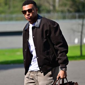 Kylian Mbappé arrive au Centre national de football de Clairefontaine-en-Yveline, France, le 23 mars 2026. © Christian Liewig/Bestimage