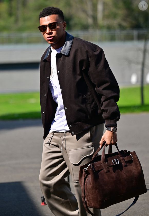 Kylian Mbappé arrive au Centre national de football de Clairefontaine-en-Yveline, France, le 23 mars 2026. © Christian Liewig/Bestimage