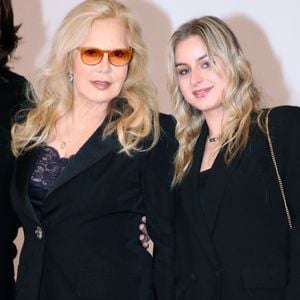 C’est avec une photo prise dans une chambre d’hôtel qu’elle a présenté son compagnon à ses abonnés. 

Sylvie Vartan et sa fille Darina Scotti - Célébrités au Défilé de Mode Stéphane Rolland, Collection Haute Couture Printemps / Été 2025, dans le cadre de la Fashion Week de Paris, France, le 27 Janvier 2025.
© Bertrand Rindoff / Bestimage