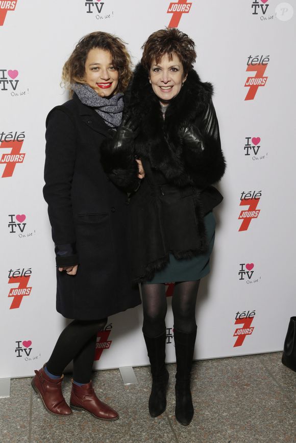 Archives - A Paris, Catherine Laborde et sa fille Gabriele, lors de la 2ème édition de la fête de la télé, au Grand Palais. Le 12 décembre 20121
© Jean-Jacques Descamps via Bestimage