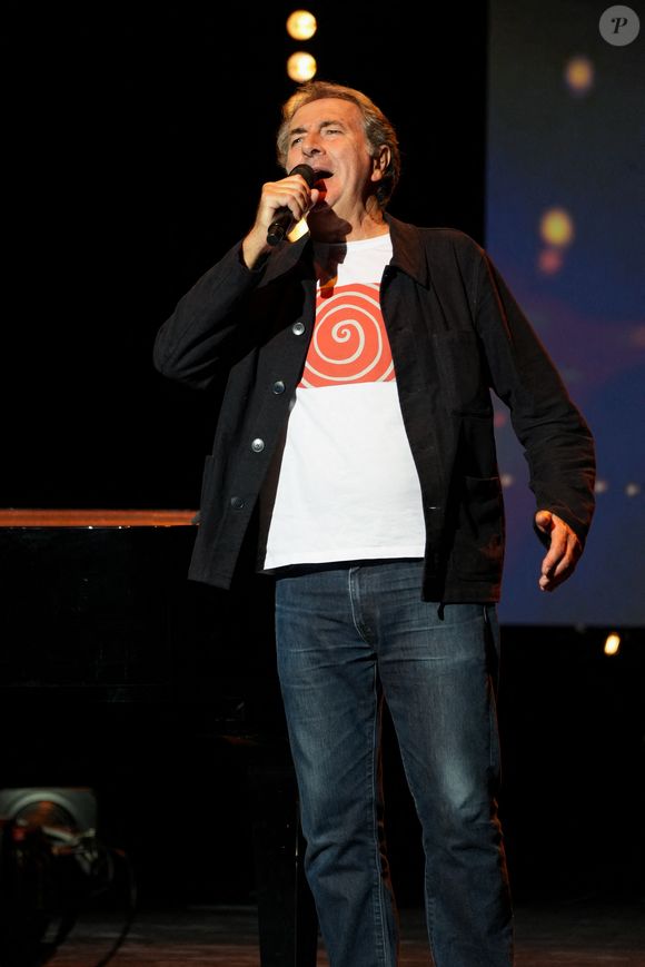 alors qu'elle luttait depuis plusieurs années contre la maladie.

François Morel - 11ème édition de la "Nuit de la déprime" aux Folies Bergère à Paris le 6 octobre 2025. © Anne-Sophie Guebey / Bestimage