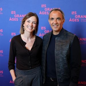 Isabelle Ithurburu et Nikos Aliagas - Vernissage de l'exposition "Les grands âges", photographies de Nikos Aliagas au musée de l'Homme à Paris le 7 avril 2026. © Dominique Jacovides/Bestimage