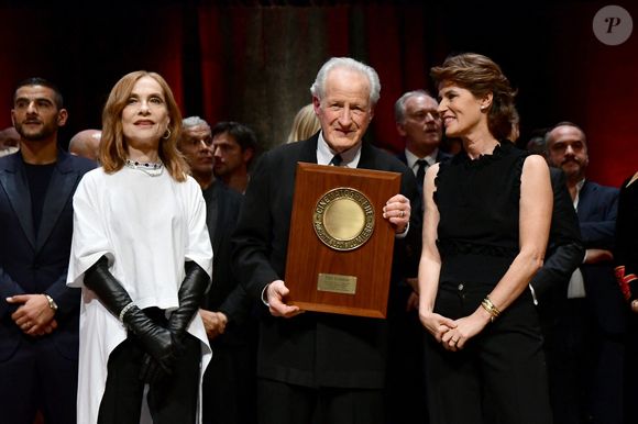 Lors de la cérémonie, Isabelle Huppert a remis une distinction au réalisateur Michael Mann

Michael Mann, Irene Jacob et Isabelle Huppert Laroque lors de la remise de prix du Festival Lumiere 2025 de Lyon, France, le vendredi 17 octobre 2025. © Romain Doucelin/Bestimage.