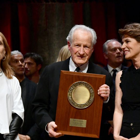 Lors de la cérémonie, Isabelle Huppert a remis une distinction au réalisateur Michael Mann

Michael Mann, Irene Jacob et Isabelle Huppert Laroque lors de la remise de prix du Festival Lumiere 2025 de Lyon, France, le vendredi 17 octobre 2025. © Romain Doucelin/Bestimage.