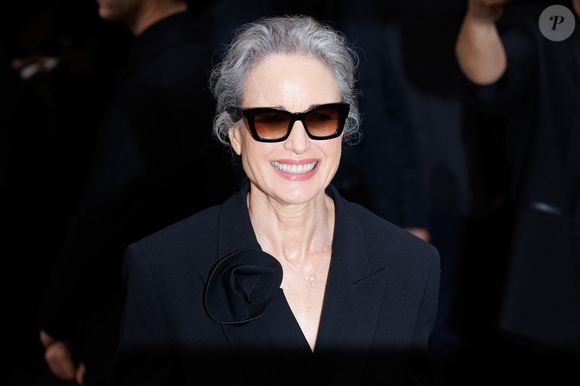 1 mars 2026, Milan, Italie : Andie MacDowell arrive au défilé de mode de Giorgio Armani pendant la semaine de la mode de Milan - Vêtement Femme Automne/Hiver 2026/2027 le 01 mars 2026 à Milan, Italie. © Cinzia Camela/LPS via ZUMA Press / Bestimage Wire / Bestimage