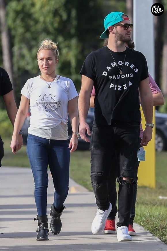 Hayden Panettiere et son compagnon Brian Hickerson sont allés au théâtre en famille à St Augustine en Floride, le 21 octobre 2018.

Backgrid USA / Bestimage