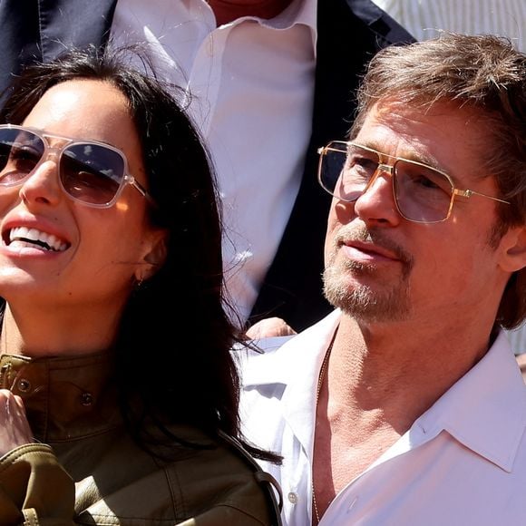 Brad Pitt et sa compagne Ines de Ramon assistent dans les tribunes aux Internationaux de France de Tennis de Roland Garros 2026, Paris le 6 juin 2026. © Jacovides-Moreau/Bestimage