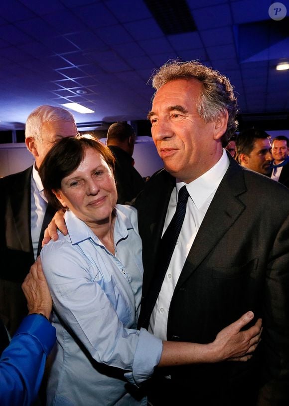 Elisabeth, la mère de ses six enfants.

Président du Parti du Centre (MoDem) et candidat à la mairie de Pau, François Bayrou célèbre avec sa femme Elisabeth après avoir remporté le vote à l'issue du second tour des élections municipales françaises, à Pau, dans le sud-ouest de la France, le 30 mars 2014. Photo by Patrick Bernard/ABACAPRESS.COM