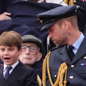 Le prince Louis a un caractère bien trempé et une personnalité très commentée.

Le Prince Louis et le Prince de Galles regardent la procession militaire pour le 80ème anniversaire du Jour de la Victoire en Europe, au Palais de Buckingham dans le centre de Londres. © PA Photos/ABACA