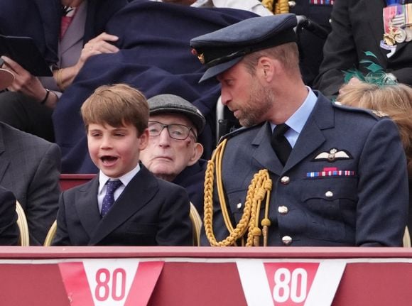 Le prince Louis a un caractère bien trempé et une personnalité très commentée.

Le Prince Louis et le Prince de Galles regardent la procession militaire pour le 80ème anniversaire du Jour de la Victoire en Europe, au Palais de Buckingham dans le centre de Londres. © PA Photos/ABACA