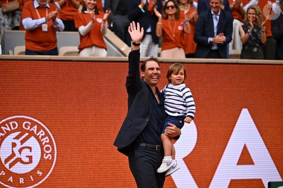 Rafael Nadal et son fils Rafael Junior - Hommage à Rafael Nadal lors des Internationaux de France de Tennis de Roland Garros 2025, sur le court Philippe-Chatrier au Complexe Roland-Garros à Paris, France, le 25 mai 2025. © Corinne Dubreuil/Pool FFT/Bestimage