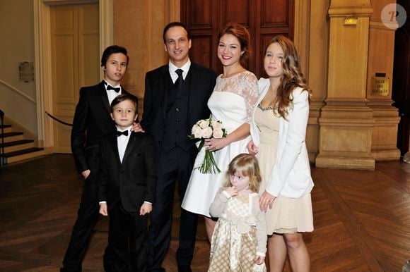 Exclusif - Emilie Dequenne, sa fille Milla, 12 ans, son époux Michel Ferracci, et ses deux fils Enzo, 13 ans, et Maël, 8 ans - Mariage de Michel Ferracci et Emilie Dequenne à la mairie du 10ème arrondissement, le samedi 11 octobre 2014 à Paris. © Roberto Battistini / Bestimage