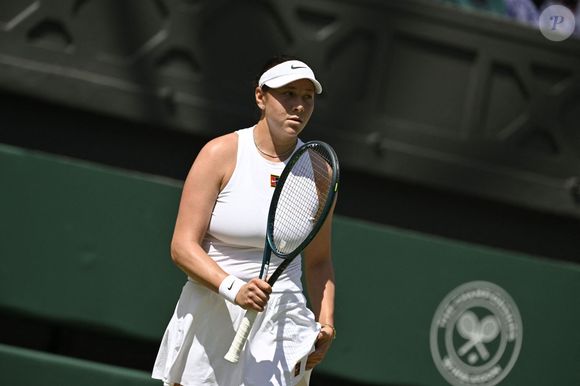 Si Jelena Ostapenko et Hsieh Su-Wei sont toujours en lice pour le titre en double, la n°1 mondiale Aryna Sabalenka a été battue en simple par Amanda Anisimova.

Amanda Anisimova bat Aryna Sabalenka, numéro un mondiale (6-4, 4-6, 6-4) en demi-finale du tournoi de Wimbledon, le 10 juillet 2025. 

© Chryslene Caillaud / PsnewZ / Bestimage