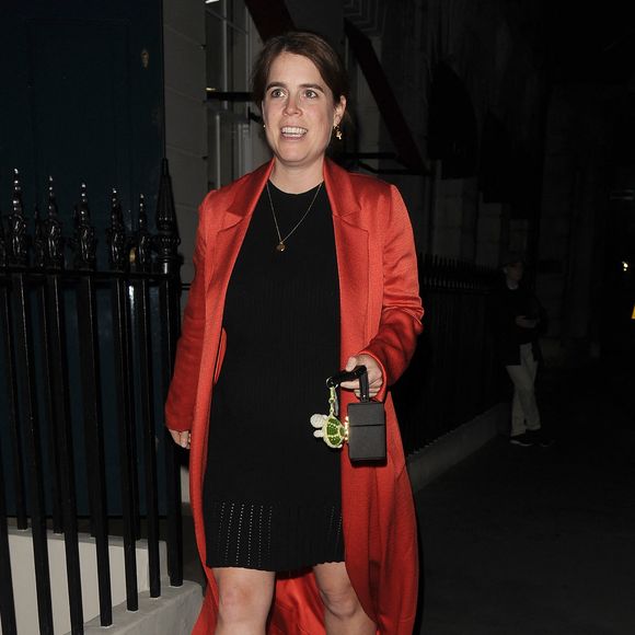 Sur Instagram, Eugenie a partagé un premier cliché du bébé vêtu d'un pyjama orné d'ailes d'ange.

La princesse Eugenie d'York, enceinte de son troisième enfant, quittant le club privé Oswald's, dans le quartier de Mayfair à Londres, après un dîner privé organisé par la société Discovery Dunes, le 19 mai 2026.

© GOFF  / BESTIMAGE
